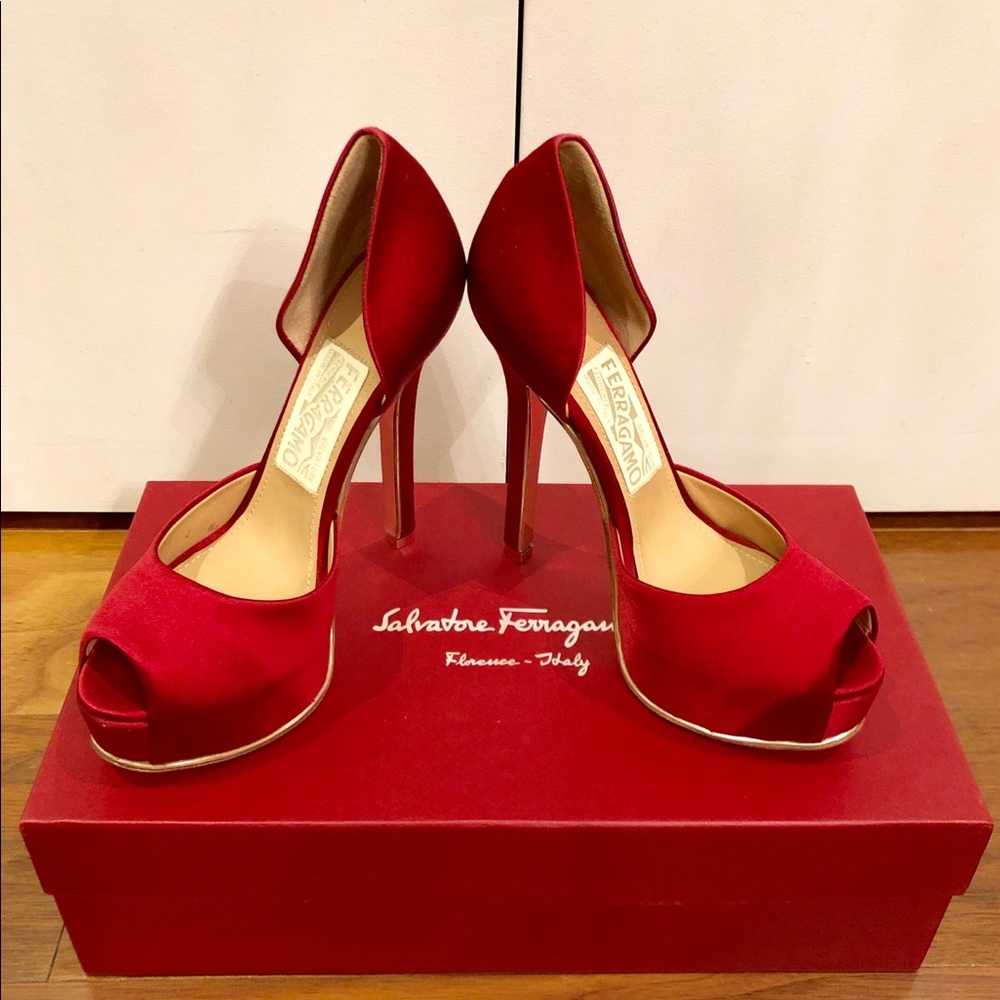 BRAND NEW FERRAGAMO RED SHOES!